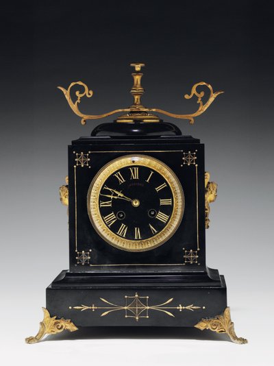 Een schoorsteenklok van zwart compositiesteen, met ingegraveerde decoratie, met poten, knoppen en beslag in verguld messing, door Jausions van Pau, Frankrijk, ca. 1876-78 door French School