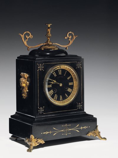 Een schoorsteenklok van zwart compositiesteen, met gegraveerde decoratie, met poten, knoppen en fittingen in verguld messing, door Jausions van Pau, Frankrijk, ca. 1876-78 door French School
