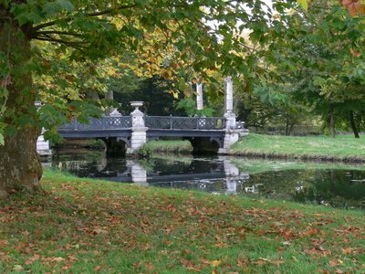 Een uitzicht op de Engelse Tuinen brug, Le Pont des Grandes Hommes door French School