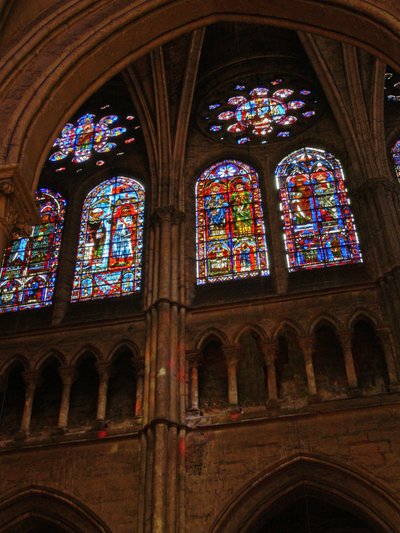 Een uitzicht op de oostelijke bovenramen in het zuidelijke transept door French School