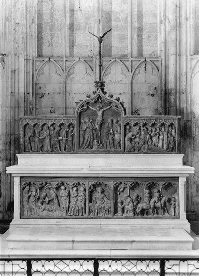 Altaar en twee altaarstukken versierd met scènes uit het leven van St. Thibault en bekroond door een kromstaf en de eucharistische duif door French School