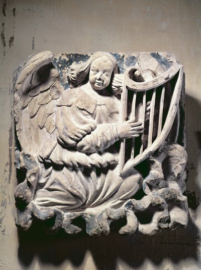 Engel Muzikant die harp speelt (bas-reliëf) door French School
