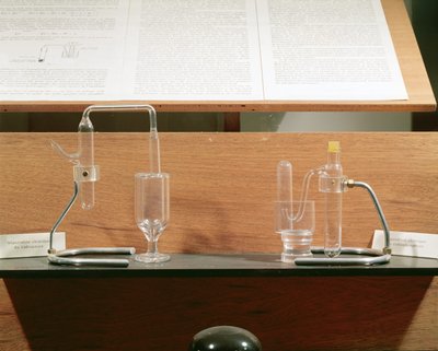 Apparaat gebruikt door Jean Frederic (1900-58) en Irene Joliot-Curie (1897-1956) om kunstmatige radioactiviteit te ontdekken, c.1934 door French School