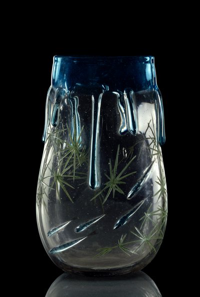 Kunst Frankrijk: vaas gerealiseerd ca. 1875-1878 in getint glas met gegraveerd decor en emaille door French School
