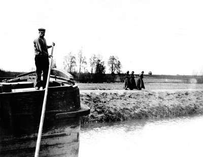 Schuit getrokken door drie vrouwen op een kanaal, ca. 1900 door French School