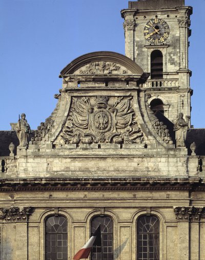 Barokke architectuur: gevel van het Stadhuis (1717 - 1721) door Heroguelle. Fronton met de wapens van de stad "Adelaarsbek en nagel" omgeven door twee standbeelden die Gerechtigheid en Kracht symboliseren. Aire-sur-la-Lys, Pas-de-Calais door French School