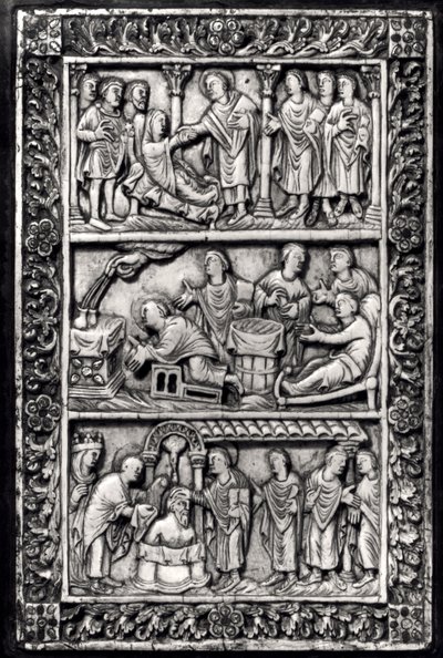 Gesneden plaquette voor een boekomslag met scènes uit het leven van St. Remigius en de doop van Clovis I door French School