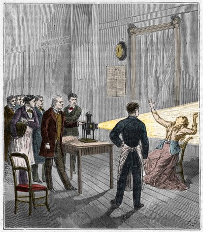 Katalepsie veroorzaakt onder invloed van licht - De Franse neuroloog Jean Martin Charcot (1825-1893) bestudeert het fenomeen van hypnose bij een patiënt in het Salpetriere-ziekenhuis met behulp van een toverlantaarn - Katalepsie - Jean Martin Charcot (1825 door French School