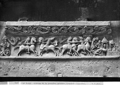 Kathedraal van St. Peter in Angouleme, timpaan detail op de westgevel met scènes geïnspireerd door La Chanson de Roland, origineel uit ca. 1125-35 (gipsafgietsel van steen) door French School