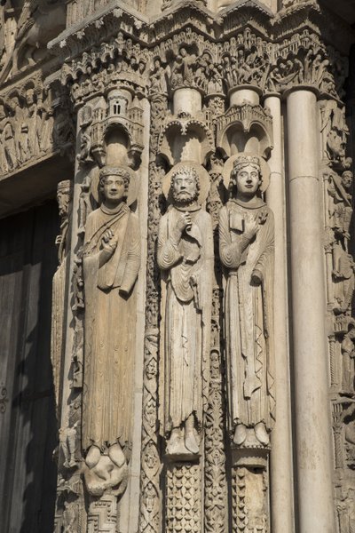 Kathedraal van Chartres, detail van de linkerzijde van de baai rechts van de koninklijke poort, van links naar rechts, een koning, Roland, Lodewijk VII door French School