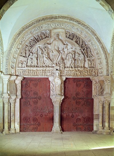 Centraal portaal in de Narthex van de kerk van Sainte-Madelaine, met reliëf van Pinksteren in het timpaan, ca. 1150 door French School