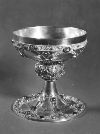 Kelk van St. Remigius (gest. 533) Bisschop van Reims (goud, cloisonne-email & parels) door French School