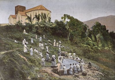Kinderen in Nieuw-Caledonië naar de wasplaats gebracht door de Zusters Missionarissen, gegraveerd door Gillot, laat 19e eeuw door French School