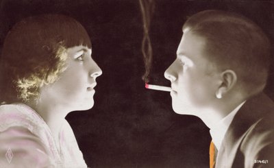 Koppel met een sigaret, 1917 door French School