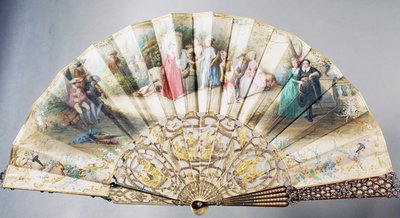 Hofwaaier met afbeelding van Liefde en theater, bedekt papier met ivoren beschermstok versierd met emaille en vergulde en zilveren metalen, hoogte 20,5 cm door French School