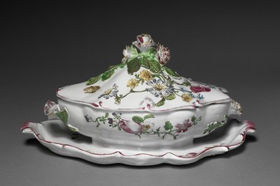 Gedekte sauskom met vaste standaard, fabrikant Veuve Perrin Factory, ca. 1765 door French School