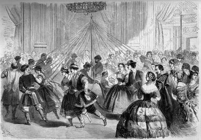 Dans: de schaatsraster. De dansers houden een lint vast waarvan het uiteinde is bevestigd aan een meiplant in het midden van een cirkel. Scène op het bal gegeven door graaf Walewski in 1861 (gravure in 