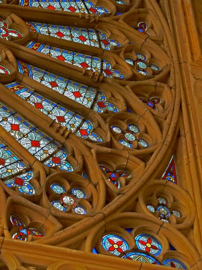 Een deel van het westelijke roosvenster van ca. 1240; het glas is modern door French School