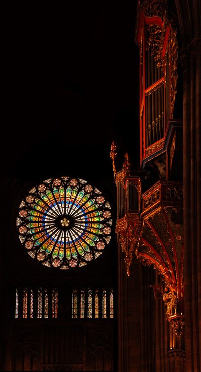 Uitzicht naar het westen met het orgel en het roosvenster door French School