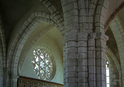 Afbeelding van het roosvenster aan de oostmuur van het zuidelijke transept door French School