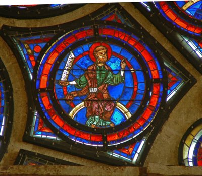 Detail (het oostelijke roosvenster): St. Peter door French School