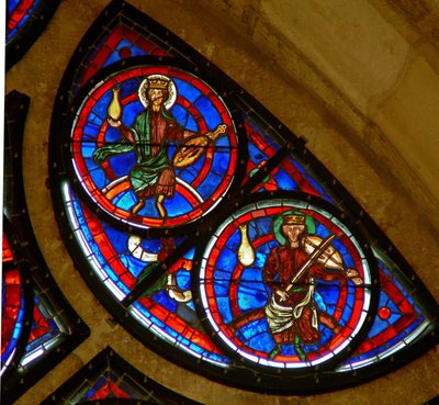 Detail (het oostelijke roosvenster) met twee ouderlingen van de Apocalyps door French School