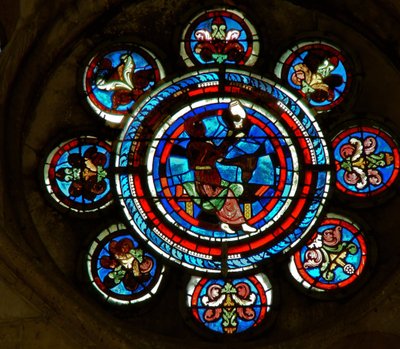 Detail van het noordelijke roosvenster met geneeskunde uit de vrije kunsten door French School