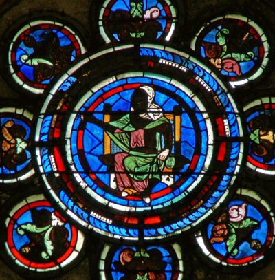 Detail (het noordelijke roosvenster) met de Vrije Kunsten door French School