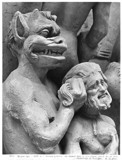 Duivel die een verdoemde persoon in het vuur duwt, uit het Laatste Oordeel van de kathedraal van St. Etienne in Bourges (detail) (gipsafgietsel van steen) door French School
