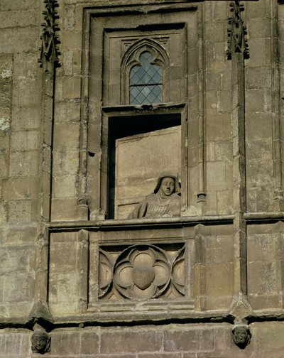 Dummy raam in de ingangsfacade met een figuur van een vrouw die naar buiten kijkt, mogelijk de vrouw van Jacques Coeur, 1443-51 door French School