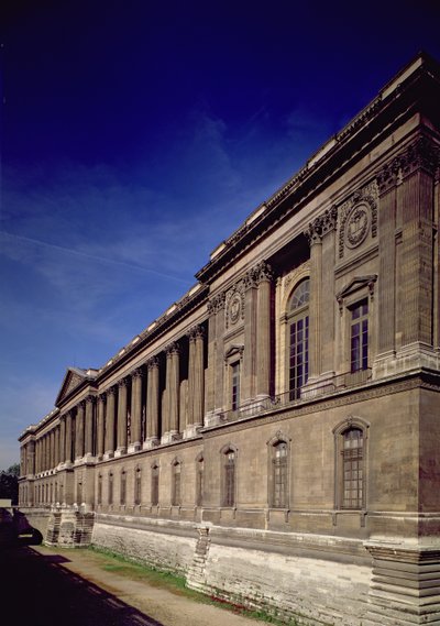 Oostgevel, hoofdingang en colonnade ontworpen door Claude Perrault en anderen, begonnen 1678, voltooid door Jacques Germain Soufflot 1774 door French School