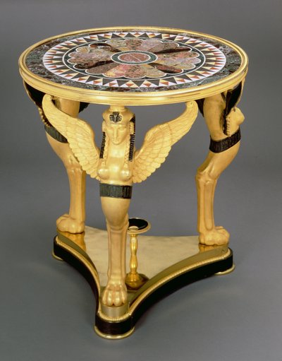 Empire gueridon, bestaande uit een ronde specimen marmeren top met een centraal rozetpatroon omgeven door sterachtige punten, ondersteund door de vleugels van drie sfinx monopodiae, op een driehoekige vergulde basis, ca.1800 door French School