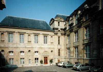 Buitenaanzicht van het Hotel Lamoignon, gebouwd in 1584 door French School