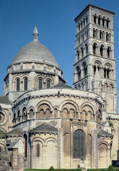 Buitenaanzicht van de kooromgang met de absidiale kapellen en de klokkentoren, gebouwd ca. 1125-1135 door French School