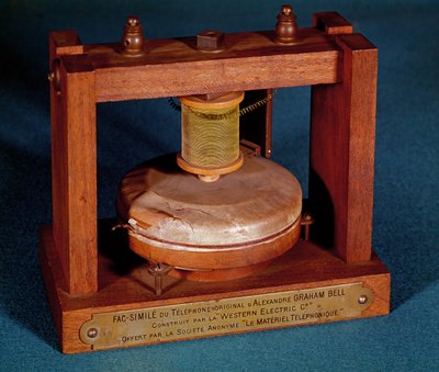 Facsimile van de telefoon uitgevonden door Alexander Graham Bell gemaakt door de Western Electric Company door French School