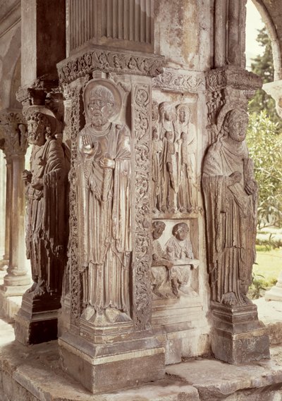 Beelden van SS. Petrus, Trophime en Johannes op een pilaar in het klooster door French School
