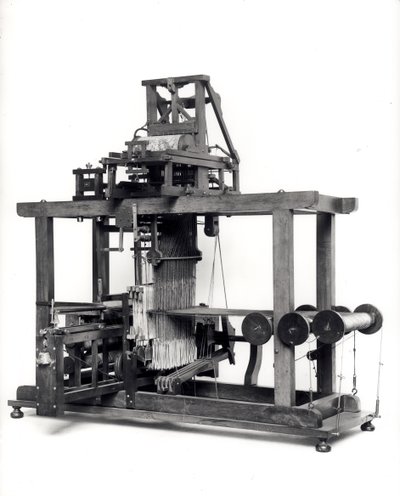 Eerste volledig geautomatiseerde weefgetouw uitgevonden door Jacques de Vaucanson (1709-82) ca. 1745 door French School