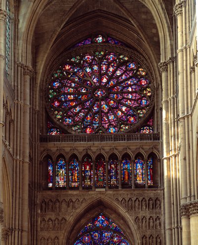 Gotische architectuur: uitzicht op de rozet van de Notre-Dame kathedraal van Reims door French School