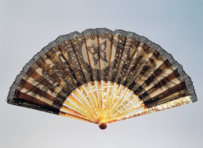 Half-rouw handwaaier met geborduurde vlinder, heldere zijden blad in chantilly kant en parelmoer ribben door French School