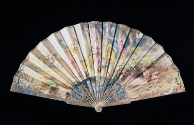 Waaier met afbeelding van Lente of Ontluikende liefde, beschilderd bedekt papier met gegraveerde witte parelmoer beschermstok, 35,5 cm, gesigneerd Adolphe Faugeron, Frankrijk door French School