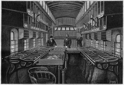 Binnen in een mobiel postkantoor in de Verenigde Staten, met tafels en mobiele kasten voor het sorteren en classificeren van items. Gravure in 