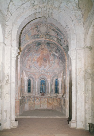 Interieur van de apsis met een fresco dat Christus toont die de wet aan St. Peter geeft in aanwezigheid van heiligen en apostelen door French School