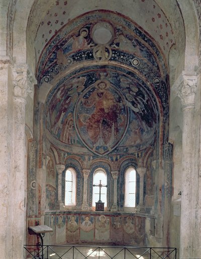 Interieur van de apsis met een fresco van Christus die de wet aan St. Peter geeft in aanwezigheid van heiligen en apostelen door French School