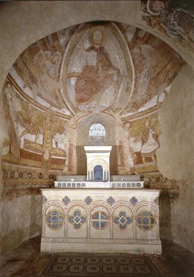 Interieur van het koor met Christus in Majesteit, de kruisiging van Petrus en andere scènes door French School