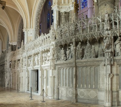 Interieur van de kathedraal van Chartres met een detail van het koor door French School