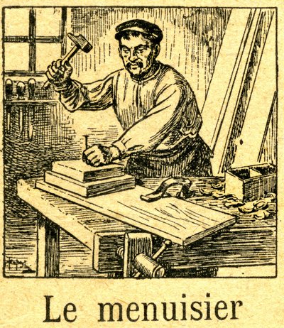 Timmerman die een spijker met een hamer in een montage van planken op zijn werkbank slaat. Gravure van een syllabarium (leesboek) rond 1920. door French School