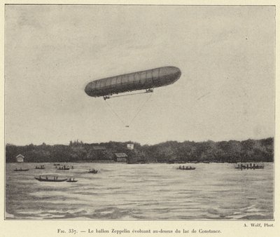 De Zeppelin-luchtballon evolueert boven het Bodenmeer door French School