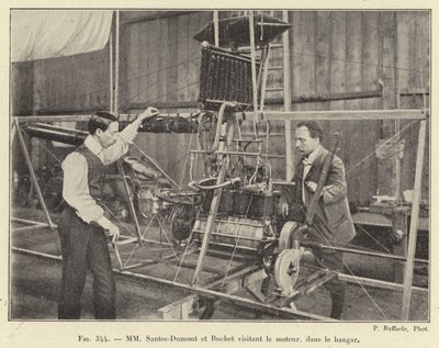 Santos-Dumont en Buchet bezoeken de motor in de hangar (gravure) door French School