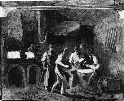 Fabricage van geweerloop: arbeiders bewerken ijzer met een hamer, na het smelten, om platen te maken. Gravure in 