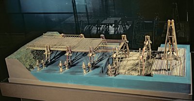 Model van een brug over de Rijn gebouwd door Julius Caesar (101-44 v.Chr.) in 55 v.Chr. door French School